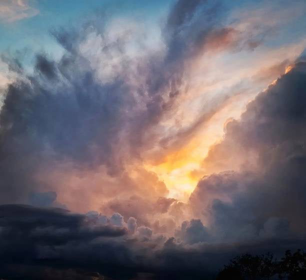 Cielo cubierto y un rayo de sol sobre una ciudad